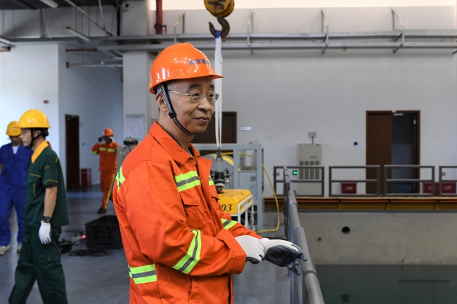 周怀阳教授在指导水池模拟实验(2)---周游 摄 周怀阳教授在指导水池模拟实验(2)---周游 摄