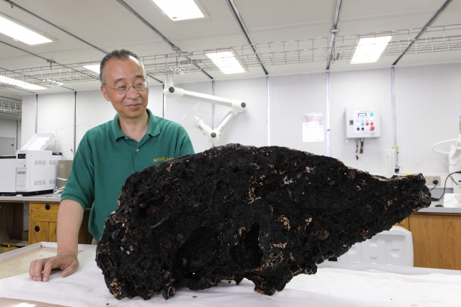 周怀阳教授作为航次首席科学家在南海首次发现古热液烟囱样品 周怀阳教授作为航次首席科学家在南海首次发现古热液烟囱样品