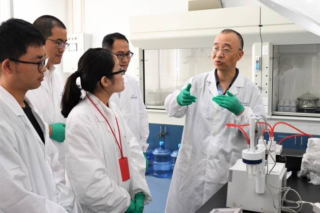 周怀阳教授指导研究生做实验(1)---周游 摄 周怀阳教授指导研究生做实验(1)---周游 摄